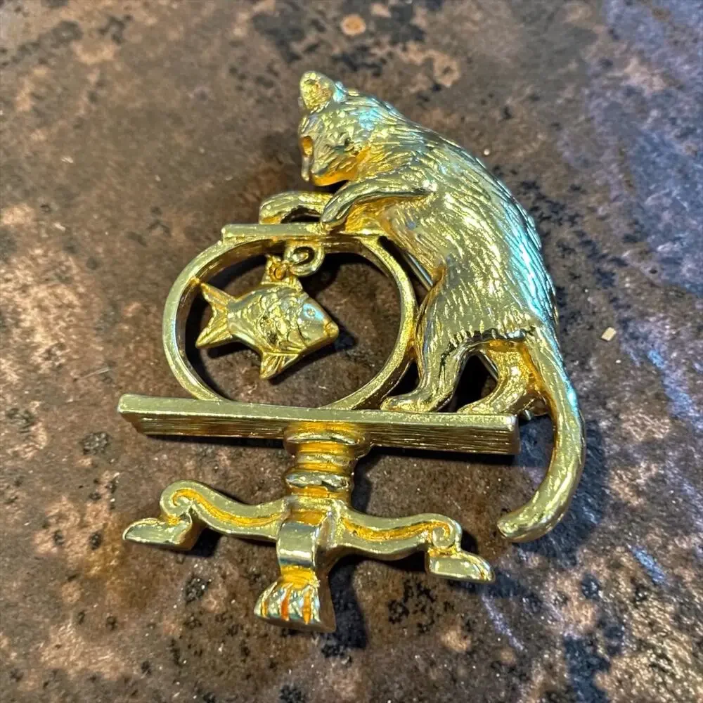 Whimsical Avon Cat & Dangling Fish Brooch Gold Tone Vintage Kitty Fishbowl Pin